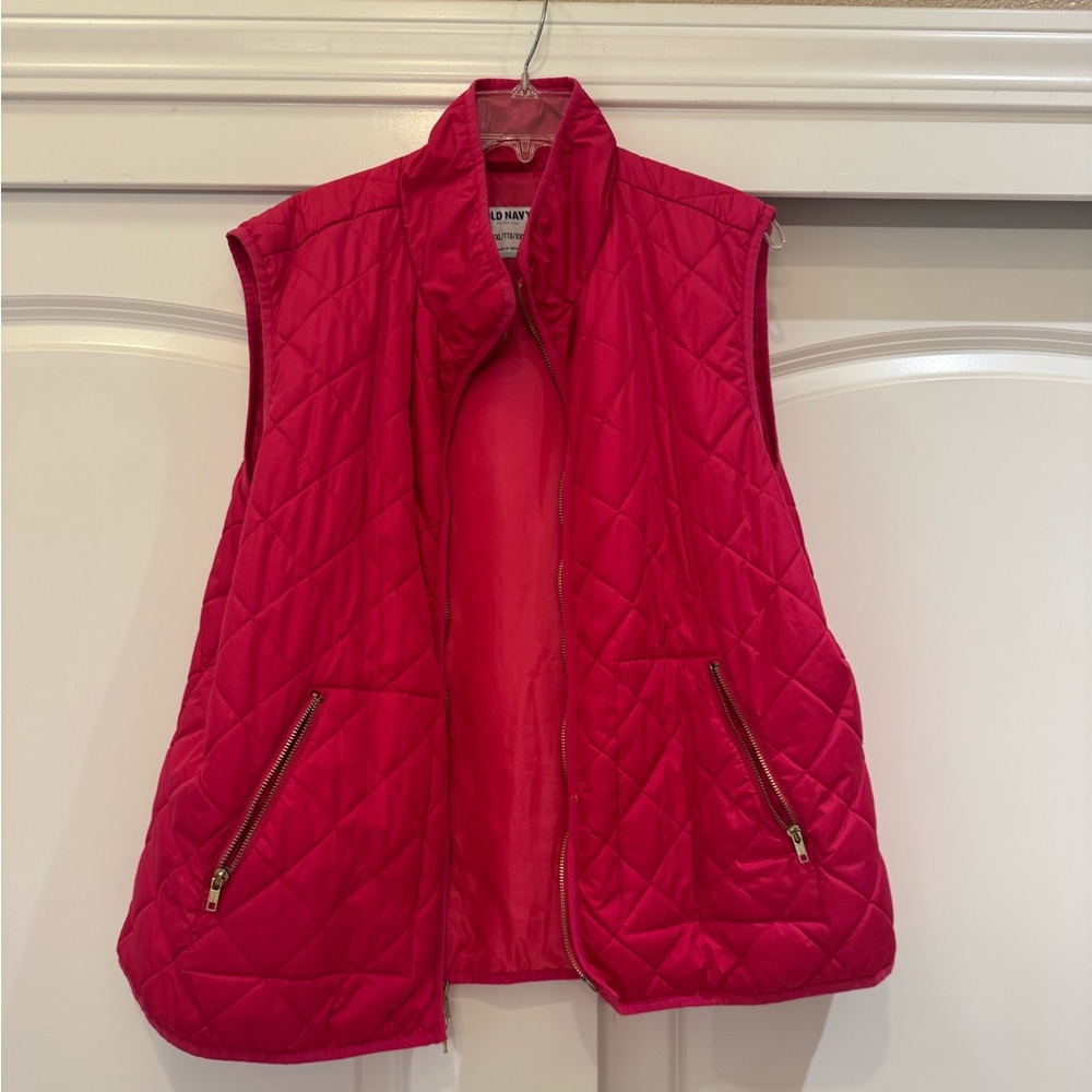 Old Navy bright pink puffer vest. Light weight. Size 2x. Front pockets. EUC.